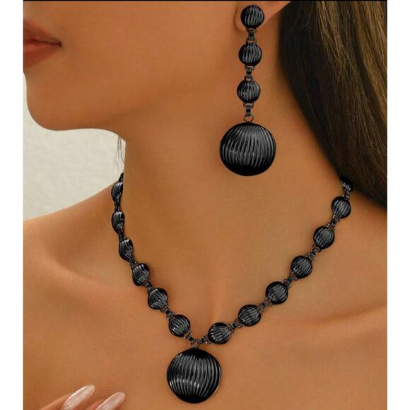 Trendy pierced black indented circle necklace and earring set - Picture 1 of 4